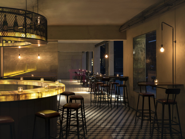 Indoor Industrial High Back Bar Stools With Solid Wood Frame ...